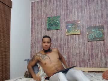 Mostrando a bunda no quarto com os amigos